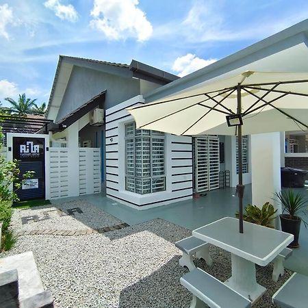 Rumah Aina Homestay Bukit Changgang Private Pool Kampong Melot Dış mekan fotoğraf