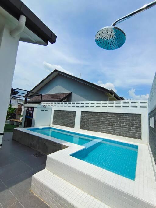Rumah Aina Homestay Bukit Changgang Private Pool Kampong Melot Dış mekan fotoğraf