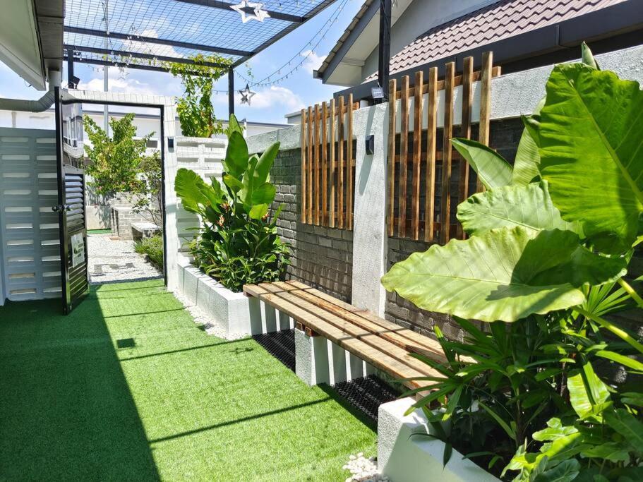 Rumah Aina Homestay Bukit Changgang Private Pool Kampong Melot Dış mekan fotoğraf
