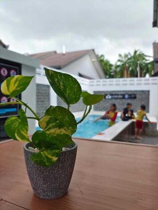 Rumah Aina Homestay Bukit Changgang Private Pool Kampong Melot Dış mekan fotoğraf